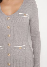 Born2be - Szara Sweterkowa Sukienka z Wiskozą Ozdobiona Guzikami i Imitacją Kieszeni Izamines. Okazja: na co dzień. Kolor: szary. Materiał: wiskoza. Wzór: aplikacja. Typ sukienki: dopasowane, proste. Styl: klasyczny, casual, elegancki #3