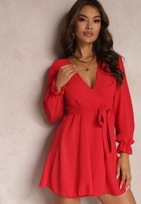 Renee - Czerwona Sukienka Parthameia. Kolor: czerwony. Materiał: tkanina. Wzór: jednolity. Typ sukienki: kopertowe. Styl: klasyczny. Długość: mini #2