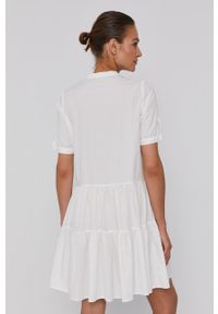 Vero Moda Sukienka bawełniana kolor biały mini oversize. Typ kołnierza: kołnierzyk stójkowy. Kolor: biały. Materiał: bawełna. Długość rękawa: krótki rękaw. Typ sukienki: oversize. Długość: mini #4