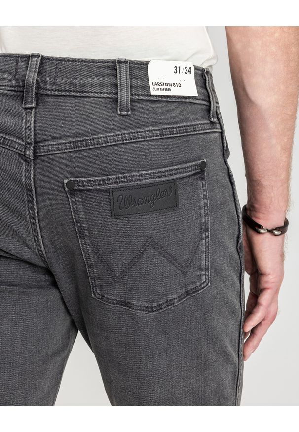 Wrangler - WRANGLER MĘSKIE SPODNIE JEANSOWE LARSTON BLACKOUT W18S29Z79 112330748. Okazja: na co dzień. Stan: obniżony. Sezon: zima, lato, jesień. Styl: młodzieżowy, rockowy, casual