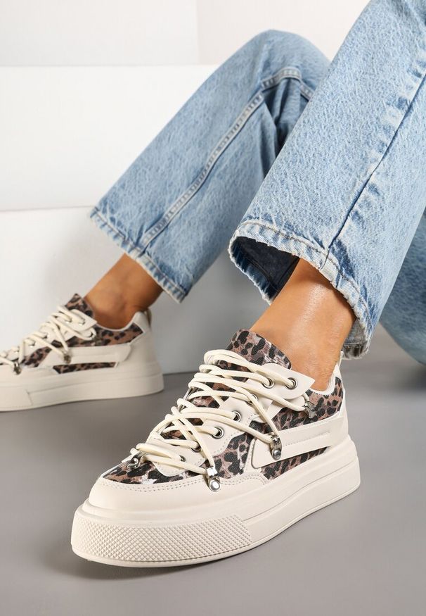Born2be - Beżowe Sneakersy z Panterkowym Wzorem Calidi. Okazja: na co dzień. Kolor: beżowy. Materiał: jeans. Wzór: aplikacja, motyw zwierzęcy