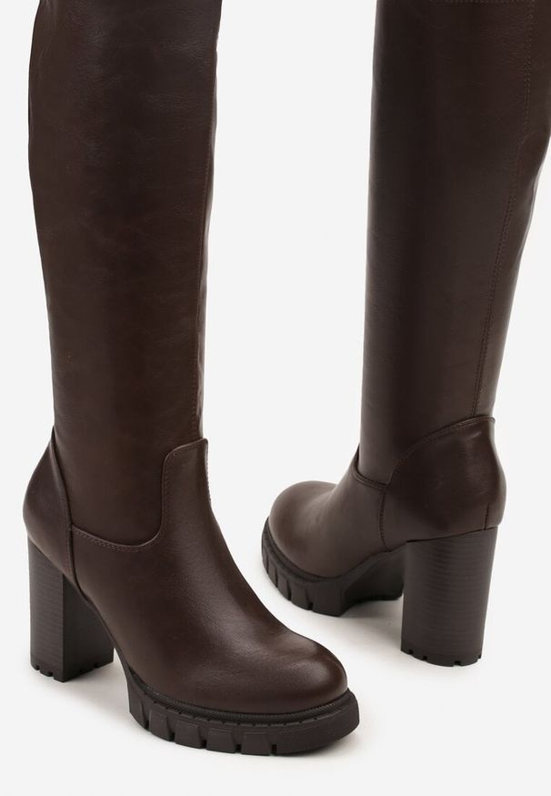 Born2be - Brązowe Klasyczne Kozaki na Słupkowym Obcasie z Dopasowaną Cholewką Lattinea. Okazja: na imprezę, na co dzień. Kolor: brązowy. Materiał: dzianina, jeans. Szerokość cholewki: normalna. Obcas: na obcasie. Styl: klasyczny. Wysokość obcasa: średni