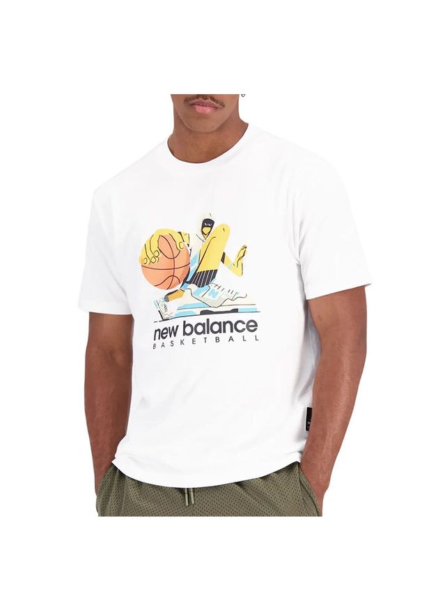 Koszulka New Balance MT31589WT - biała. Kolor: biały. Materiał: materiał, bawełna. Długość rękawa: krótki rękaw. Długość: krótkie. Wzór: napisy. Sport: koszykówka