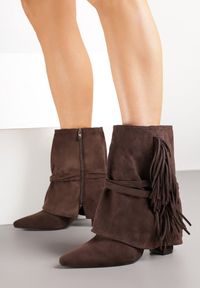 Renee - Brązowe Botki Boho z Cholewką Imitującą Nogawkę i Frędzlami Zaslie. Okazja: na imprezę, na co dzień. Kolor: brązowy. Materiał: jeans, skóra. Szerokość cholewki: normalna. Obcas: na obcasie. Styl: boho. Wysokość obcasa: średni