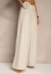 Renee - Beżowe Spodnie o Szerokim Kroju High Waist z Kwiatem 3D Firalisse. Okazja: na co dzień. Stan: podwyższony. Kolor: beżowy. Wzór: kwiaty. Styl: klasyczny, elegancki, casual #3