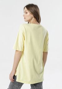 Born2be - Żółty T-shirt Crialacia. Kolor: żółty. Materiał: dzianina. Długość rękawa: krótki rękaw