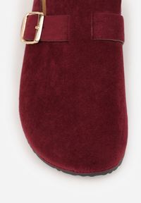 Born2be - Bordowe Klapki z Ozdobnym Paskiem i Klamrą Calevelis. Nosek buta: okrągły. Kolor: czerwony. Materiał: jeans. Obcas: na obcasie. Styl: elegancki, klasyczny. Wysokość obcasa: średni #5