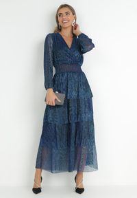 Born2be - Granatowa Sukienka Błyszcząca z Falbanami i Gumką w Pasie Limite. Okazja: na spacer, na spotkanie biznesowe, na co dzień. Typ kołnierza: dekolt w kształcie V, dekolt kopertowy. Kolor: niebieski. Wzór: aplikacja. Typ sukienki: kopertowe. Styl: casual, biznesowy #5