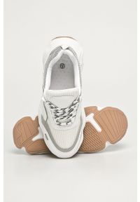 Truffle Collection - Buty. Nosek buta: okrągły. Zapięcie: sznurówki. Kolor: biały. Materiał: syntetyk, materiał, skóra ekologiczna, guma. Szerokość cholewki: normalna. Obcas: na obcasie. Wysokość obcasa: średni #2