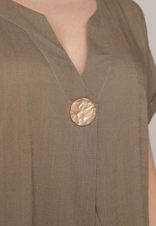 Born2be - Ciemnobeżowa Pudełkowa Sukienka z Lnem i Wiskozą Zdobiona Metalicznym Guzikiem Phisoth. Okazja: na co dzień, na spotkanie biznesowe, do pracy. Kolekcja: plus size. Kolor: beżowy. Materiał: len, wiskoza. Wzór: aplikacja. Sezon: lato. Typ sukienki: proste, dla puszystych. Styl: biznesowy, casual, elegancki