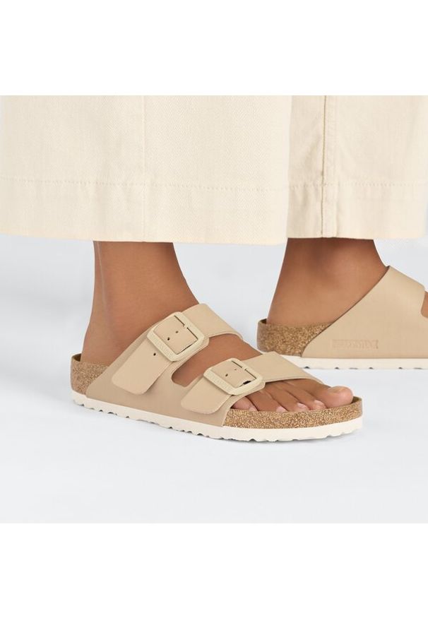 Birkenstock - BIRKENSTOCK ARIZONA BF NEW BEIGE Klapki damskie. Okazja: na co dzień. Kolor: beżowy. Materiał: materiał, skóra. Wzór: paski. Sezon: lato. Styl: elegancki, klasyczny, casual