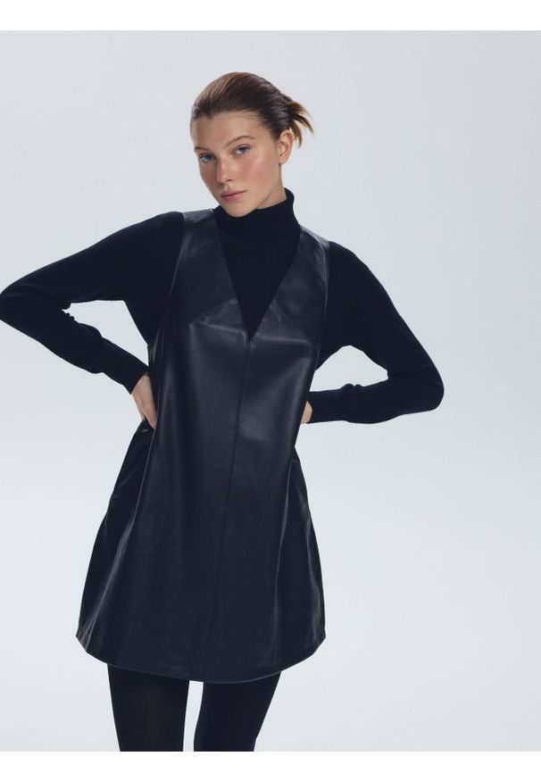 Reserved - Sukienka z imitacji skóry - czarny. Kolor: czarny. Materiał: skóra