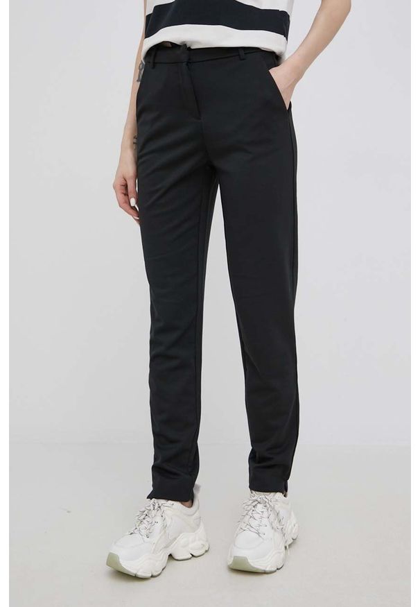 Vero Moda spodnie damskie kolor czarny dopasowane medium waist. Kolor: czarny. Materiał: dzianina