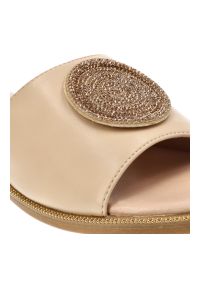 Beżowe Klapki Filippo Modne Obuwie Damskie. Okazja: na co dzień. Nosek buta: okrągły. Kolor: beżowy. Materiał: skóra. Wzór: gładki, aplikacja. Sezon: lato. Styl: casual #4