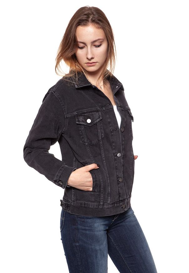 Wrangler - DAMSKA KURTKA JEANSOWA WRANGLER TRUCKER JACKET BACK TO BLACK W4070999S. Materiał: jeans. Wzór: aplikacja. Styl: klasyczny