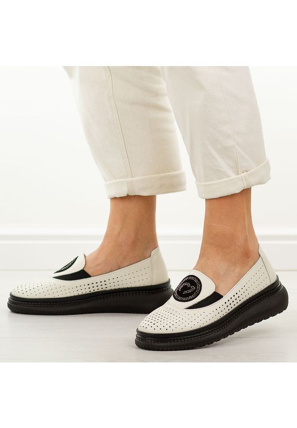 Białe skórzane ażurowe półbuty damskie Vinceza 95388. Okazja: na co dzień. Nosek buta: okrągły. Zapięcie: bez zapięcia. Kolor: biały. Szerokość cholewki: normalna. Wzór: ażurowy. Materiał: skóra. Sezon: wiosna, lato. Styl: casual, elegancki, klasyczny