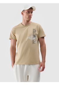 4f - T-shirt z nadrukiem regular męski - beżowy. Okazja: na co dzień. Kolor: beżowy. Materiał: bawełna, jersey, dzianina. Wzór: nadruk. Styl: sportowy, casual, klasyczny