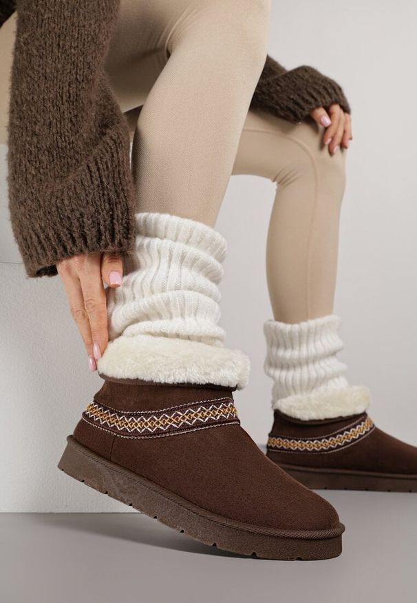 Born2be - Ciemnobrązowe Wsuwane Śniegowce z Imitacji Zamszu Zdobione Haftem i Futerkiem Zetesse. Okazja: na co dzień. Zapięcie: bez zapięcia. Kolor: brązowy. Materiał: zamsz, futro. Wzór: haft, aplikacja. Sezon: zima. Styl: casual, elegancki