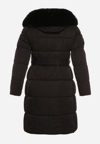 Born2be - Czarna Pikowana Kurtka z Kapturem z Futrem i Wiązanym Paskiem Mevinatia. Okazja: na co dzień. Typ kołnierza: kaptur. Kolekcja: plus size. Kolor: czarny. Materiał: futro. Styl: klasyczny, casual #4