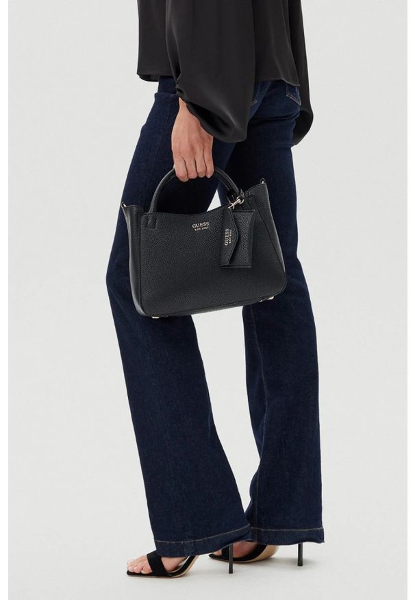 Guess - GUESS Сzarna damska klasyczna torebka SML Girlfriend Satchel. Kolor: czarny. Materiał: skórzane. Styl: klasyczny