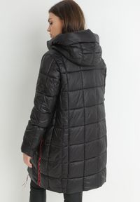 Born2be - Czarna Kurtka Pikowana z Lampasami i Kapturem Hina. Kolor: czarny. Sezon: zima. Styl: elegancki #2