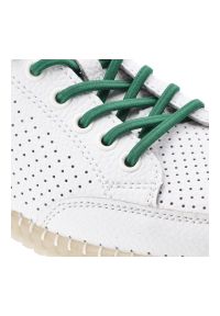 Półbuty damskie Vinceza, cholewka ze skóry naturalnej z perforacją zapewniającą przewiewność lekka podeszwa i klasyczne wiązanie, białe, 79598. Okazja: na co dzień. Zapięcie: sznurówki. Kolor: biały. Materiał: skóra. Szerokość cholewki: normalna. Styl: klasyczny #7