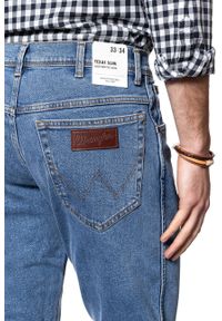 Wrangler - WRANGLER SPODNIE MĘSKIE TEXAS SLIM BLUE HONOR W12SM511Q. Wzór: aplikacja #4