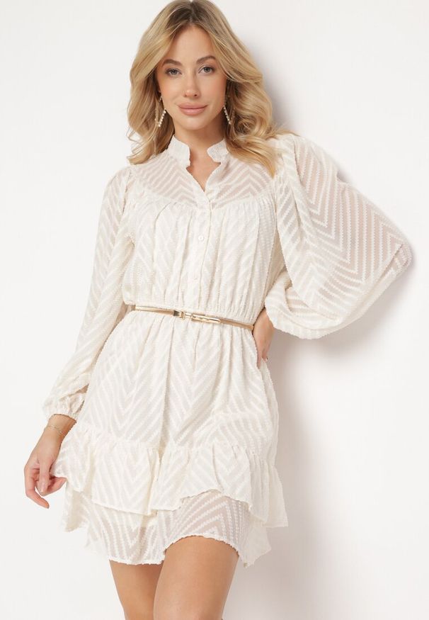 Born2be - Jasnobeżowa Rozkloszowana Sukienka Mini z Bufiastymi Rękawami i Falbanką Illathi. Kolor: beżowy. Materiał: materiał. Wzór: aplikacja. Długość: mini