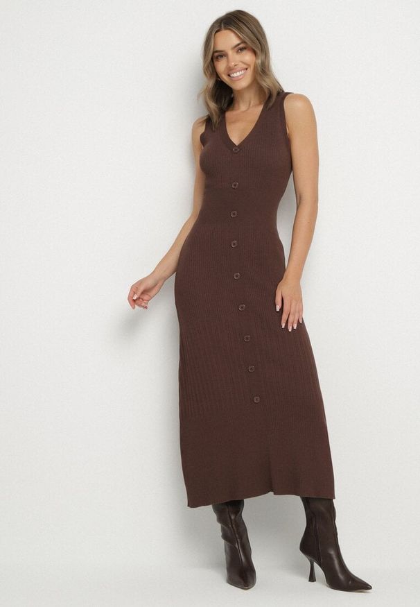 Born2be - Brązowa Wiskozowa Sukienka o Taliowanym Kroju Bez Rękawów Zdobiona Guzikami Esinea. Okazja: na co dzień. Typ kołnierza: dekolt w serek. Kolor: brązowy. Materiał: wiskoza. Długość rękawa: bez rękawów. Wzór: aplikacja. Styl: casual