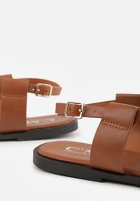 Born2be - Brązowe Sandały w Stylu Japonek z Metaliczną Ozdobą Catelin. Zapięcie: sprzączka. Kolor: brązowy. Wzór: aplikacja. Styl: elegancki, klasyczny #5