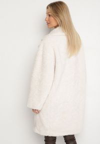 Born2be - Biały Dwurzędowy Płaszcz Teddy o Fasonie Oversize Anerre. Typ kołnierza: golf. Kolor: biały. Materiał: dzianina, jeans, wełna. Styl: elegancki #7