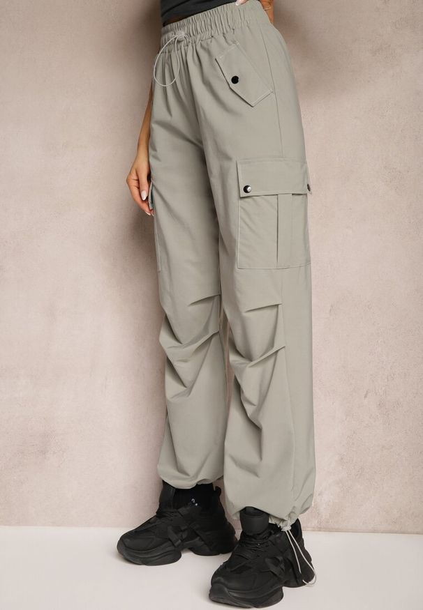 Renee - Szare Spodnie Cargo High Waist z Ozdobnymi Kieszeniami Leriora. Okazja: na co dzień. Stan: podwyższony. Kolor: szary. Styl: casual, elegancki