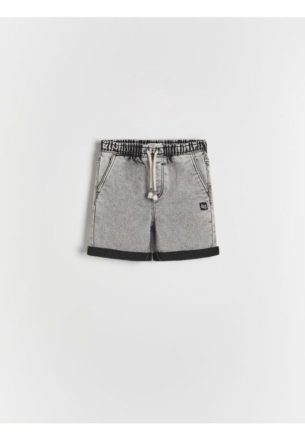 Reserved - Jeansowe szorty - jasnoszary. Kolor: szary. Materiał: jeans