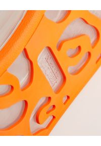 Alexander McQueen - ALEXANDER MCQUEEN - Białe skórzane sneakersy z pomarańczową podeszwą. Zapięcie: sznurówki. Kolor: biały. Materiał: skóra. Wzór: aplikacja #3