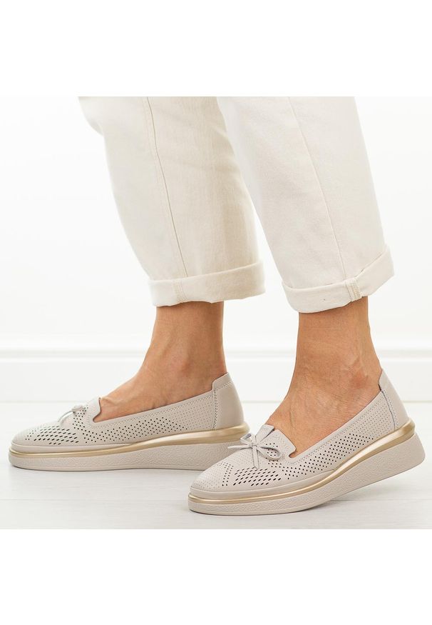 Beżowe ażurowe skórzane półbuty damskie S.Barski 7043. Okazja: na spacer, na co dzień. Nosek buta: okrągły. Zapięcie: bez zapięcia. Kolor: beżowy. Szerokość cholewki: normalna. Wzór: ażurowy. Materiał: skóra. Sezon: wiosna, jesień, lato. Styl: casual, elegancki