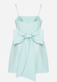 Born2be - Zielona Rozkloszowana Sukienka na Ramiączkach Zdobiona Dużą Kokardą Lavvia. Okazja: na co dzień. Typ kołnierza: kokarda. Kolor: zielony. Długość rękawa: na ramiączkach. Wzór: aplikacja. Typ sukienki: rozkloszowane. Styl: casual, elegancki #6