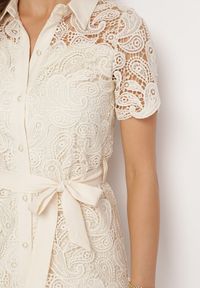 Born2be - Jasnobeżowa Koszulowa Sukienka Koronkowa z Wiązanym Paskiem Sachaela. Kolor: beżowy. Materiał: koronka. Typ sukienki: koszulowe. Długość: midi #3