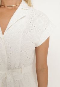 Born2be - Biała Bawełniana Ażurowa Sukienka na Guziki o Koszulowym Kroju Wiązana Paskiem Grosofia. Okazja: na co dzień. Kolor: biały. Materiał: bawełna. Wzór: ażurowy. Sezon: lato. Typ sukienki: koszulowe. Styl: casual, elegancki, klasyczny #7