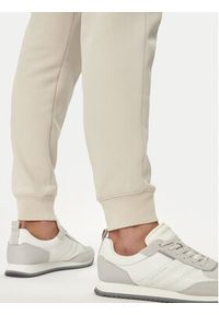 Calvin Klein Spodnie dresowe Micro Logo K10K109940 Beżowy Regular Fit. Kolor: beżowy. Materiał: bawełna #5