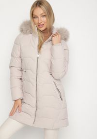 Born2be - Ciemnobeżowa Taliowana Kurtka z Pikowanymi Przeszyciami i Kapturem z Futrem Mundria. Okazja: na co dzień. Kolor: beżowy. Materiał: futro. Styl: klasyczny, casual, elegancki #2