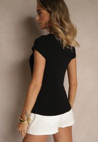 Renee - Czarny Prążkowany T-shirt z Wiskozą i Dekoltem w Serek Ralavea. Okazja: na co dzień. Typ kołnierza: dekolt w serek. Kolor: czarny. Materiał: wiskoza, prążkowany. Wzór: prążki. Styl: casual #3