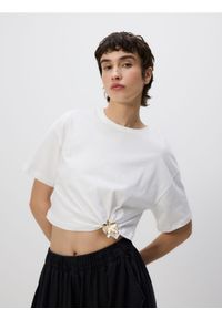Reserved - T-shirt z ozdobnym detalem - biały. Kolor: biały. Materiał: bawełna #1