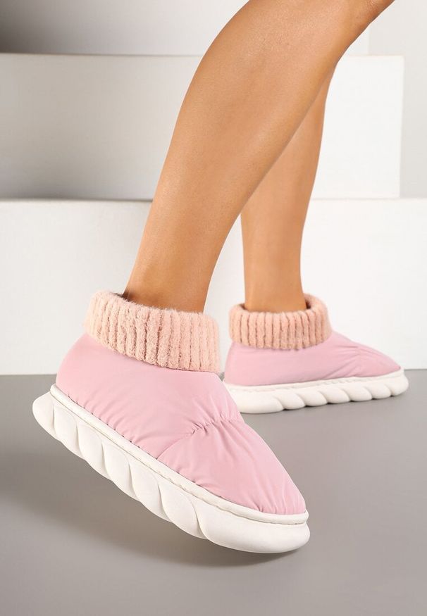 Born2be - Różowe Kapcie Vices Pikowane na Piankowej Podeszwie Floraviel. Okazja: do domu, na co dzień. Kolor: różowy. Materiał: dzianina, futro. Obcas: na płaskiej podeszwie. Styl: casual