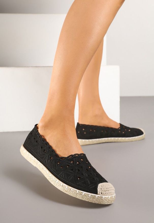 Renee - Czarne Espadryle Vices z Ażurową Cholewką i Plecionym Sznurkiem Arivoni. Okazja: na co dzień. Kolor: czarny. Szerokość cholewki: normalna. Wzór: ażurowy. Styl: elegancki, casual
