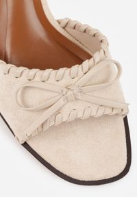 Renee - Beżowe Klapki Peep Toe na Szpilce Zdobione Przeszyciami i Kokardką Charvienne. Okazja: na co dzień. Nosek buta: otwarty. Kolor: beżowy. Wzór: aplikacja. Sezon: lato. Obcas: na szpilce. Styl: casual, retro, elegancki #3