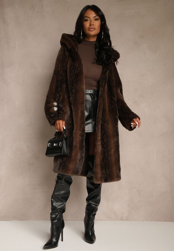 Renee - Brązowy Długi Płaszcz Futerko z Kapturem Zdobiony Eleganckimi Guzikami Esavia. Typ kołnierza: kaptur. Kolor: brązowy. Materiał: futro. Długość: długie. Wzór: aplikacja. Styl: elegancki