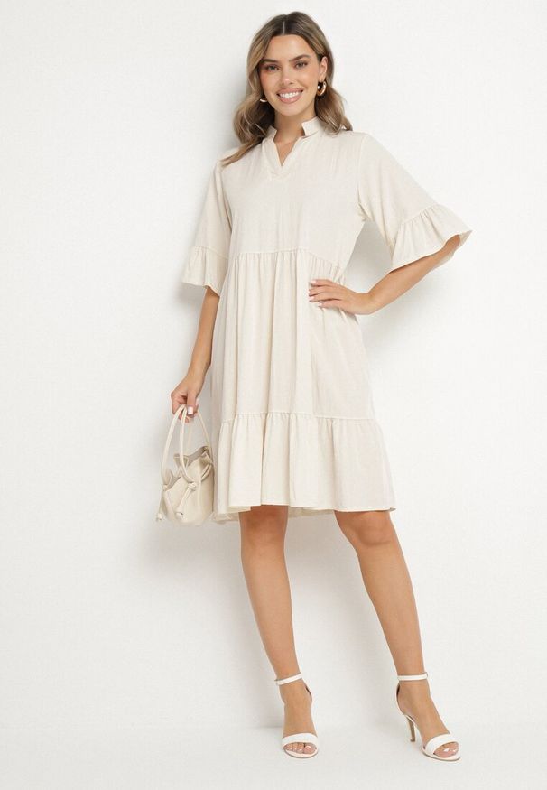 Born2be - Beżowa Sukienka Rozkloszowana z Wiskozą Ozdobiona Falbanami Eviriane. Okazja: na co dzień. Typ kołnierza: dekolt w serek. Kolor: beżowy. Materiał: wiskoza. Wzór: aplikacja. Typ sukienki: proste. Styl: casual