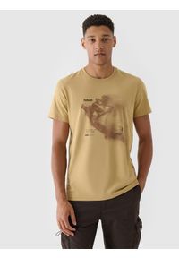 4f - 4F T-shirt regular z nadrukiem męski - beżowy XXL. Okazja: na co dzień. Kolor: beżowy. Materiał: bawełna, jersey, dzianina. Długość rękawa: krótki rękaw. Długość: krótkie. Wzór: nadruk. Styl: sportowy, klasyczny, casual