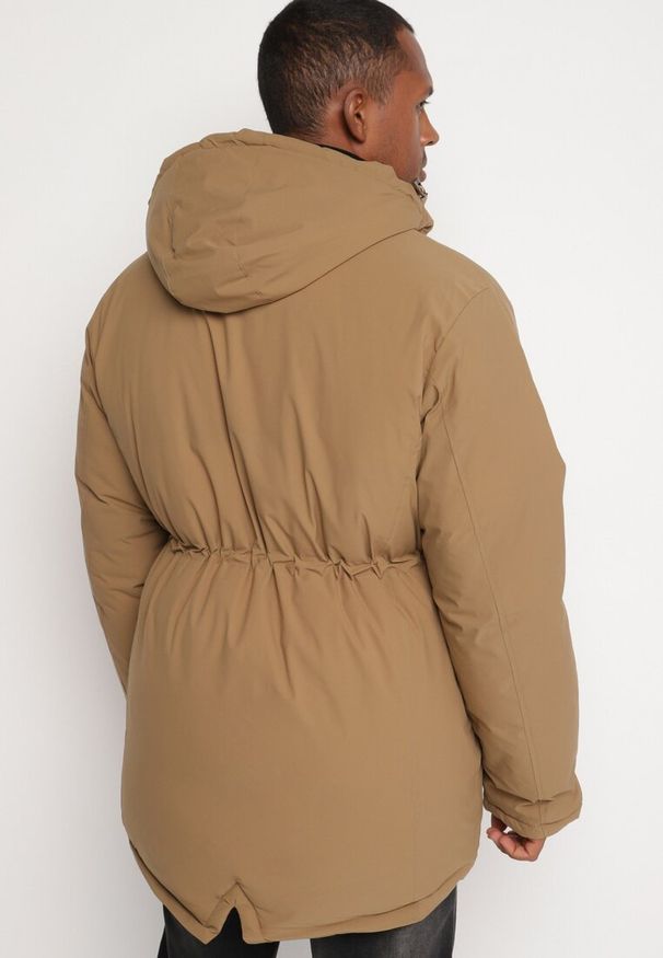 Born2be - Ciemnobeżowa Kurtka Parka z Odpinanym Kapturem i Polarowym Ociepleniem Rinavia. Okazja: na co dzień. Kolor: beżowy. Materiał: polar. Długość rękawa: długi rękaw. Długość: długie. Styl: elegancki, casual