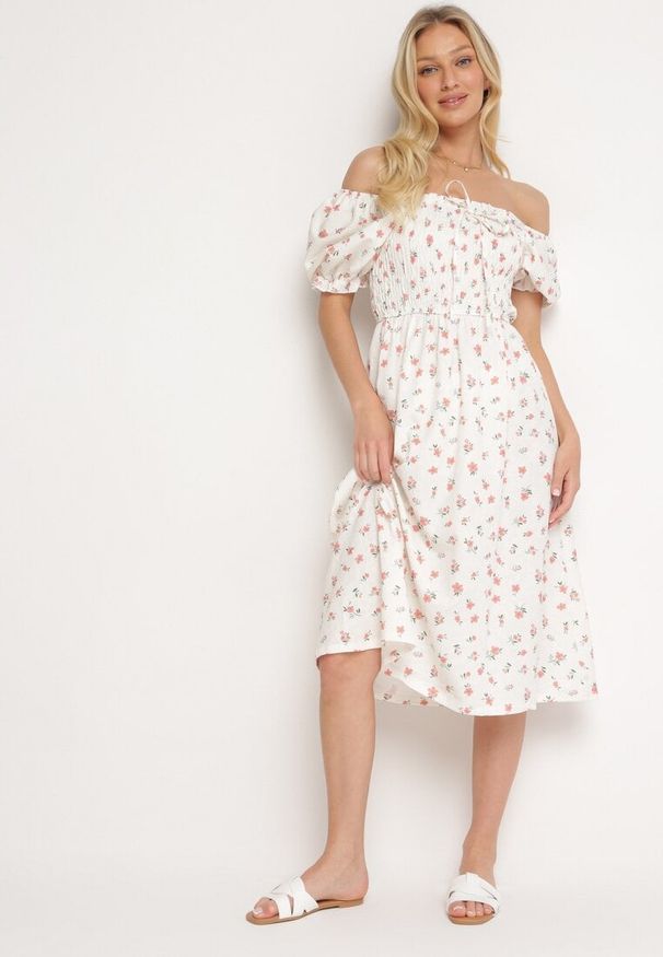 Born2be - Biało-Różowa Rozkloszowana Sukienka w Kwiaty Typu Hiszpanka z Marszczonym Dekoltem Blueria. Okazja: na co dzień. Typ kołnierza: dekolt hiszpanka. Kolor: biały. Długość rękawa: krótki rękaw. Wzór: kwiaty. Sezon: lato. Styl: casual, elegancki